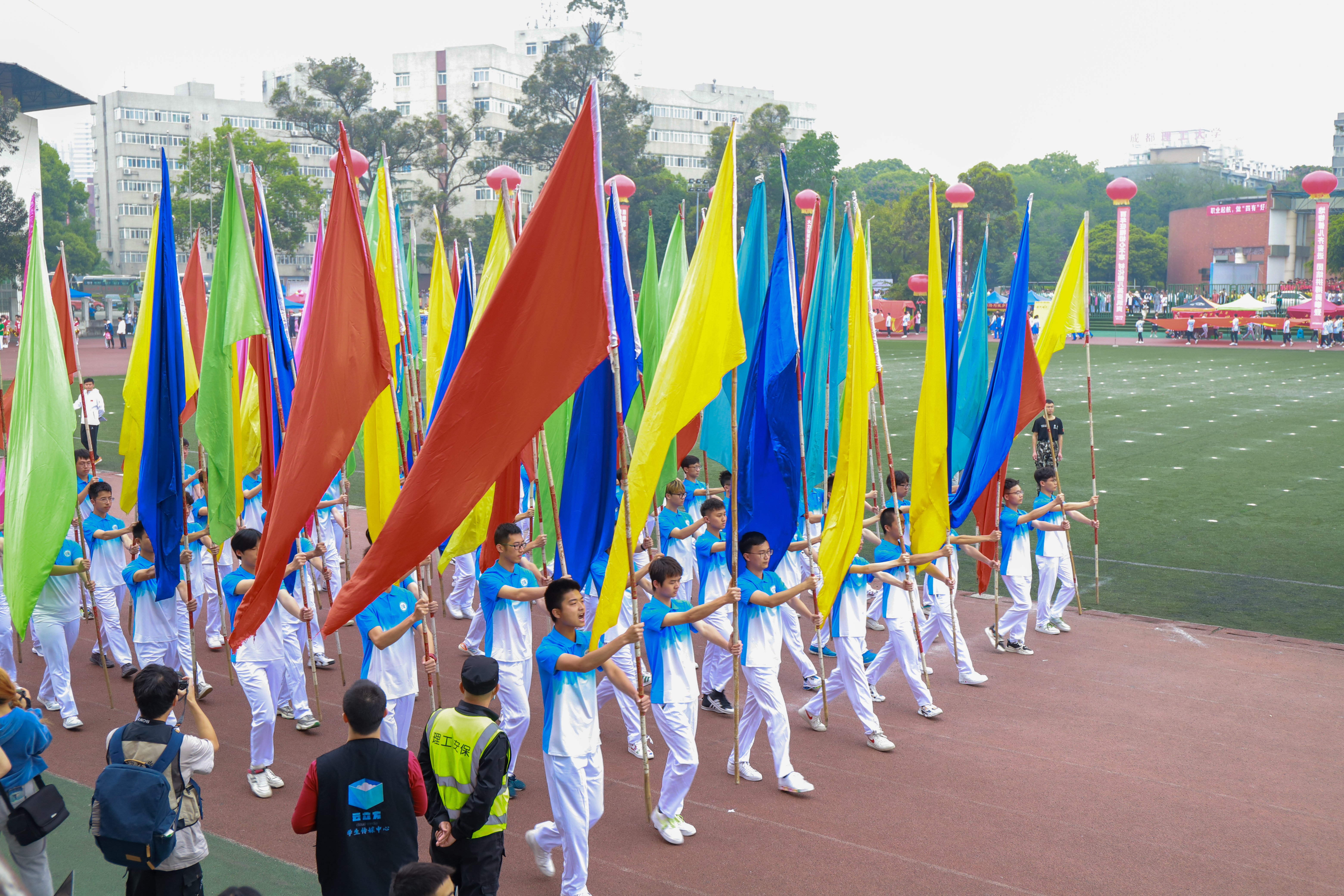 彩旗队入场