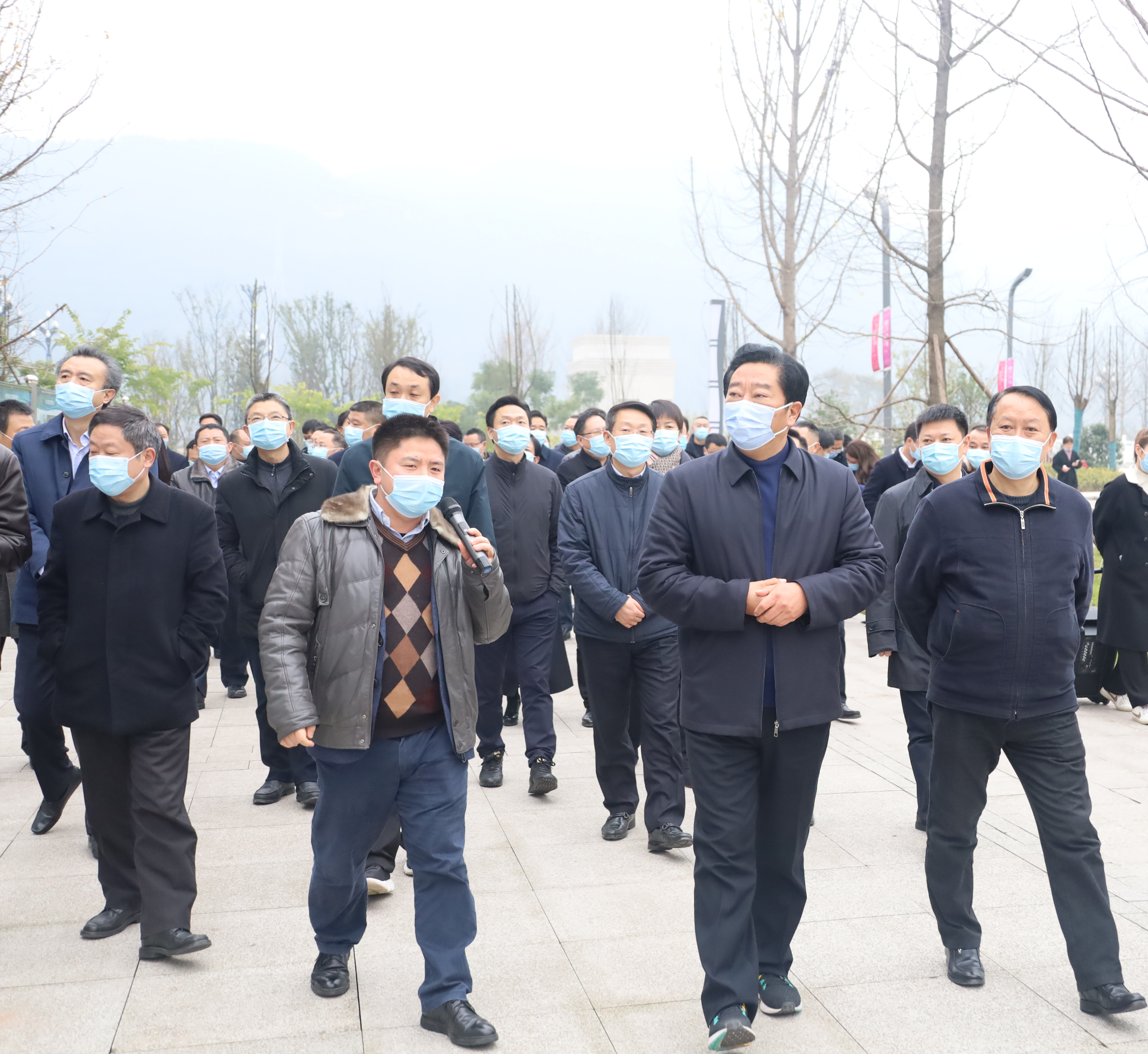 宜宾市委书记刘中伯率领导干部读书班学员赴我校宜宾校区考察和调研